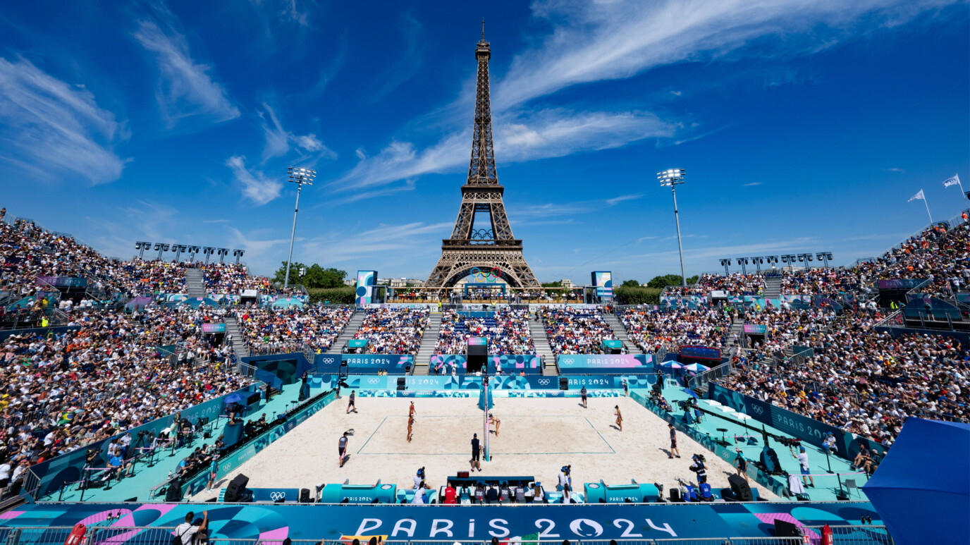 Foule agitant des drapeaux Paris 2024